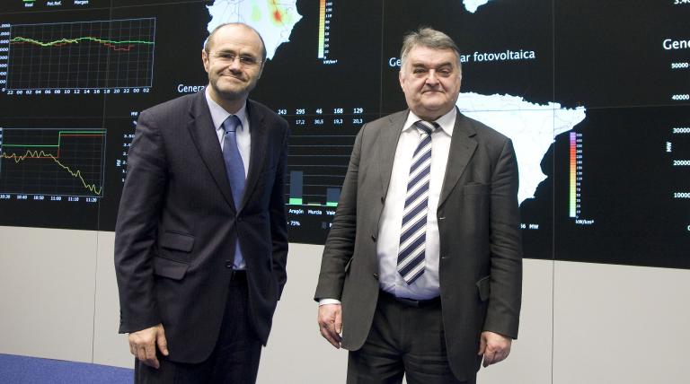 La Comisión de Industria, Investigación y Energía del Parlamento Europeo visita el Centro de Control de Renovables De izqda a dcha: Luis Atienza y Herbert Reul durante la visita al centro de Control de Regimen Especial