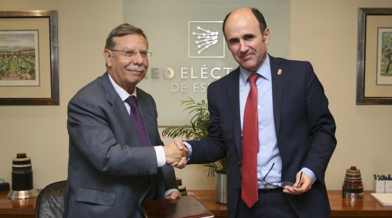 El presidente de Red Eléctrica, José Folgado, y el vicepresidente de Desarrollo Económico del Gobierno de Navarra y presidente de CENER, Manu Ayerdi, en un momento de la firma del convenio.