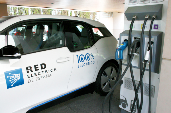 Coche eléctrico recargando en España