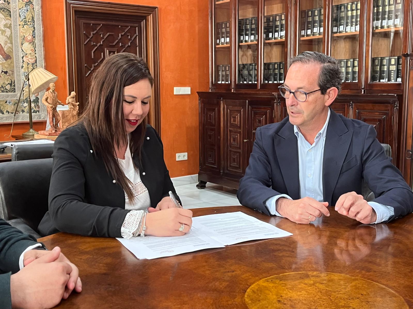 The town’s mayoress, Rocío Moreno, and Redeia’s delegate in Andalusia, Jorge Jiménez.