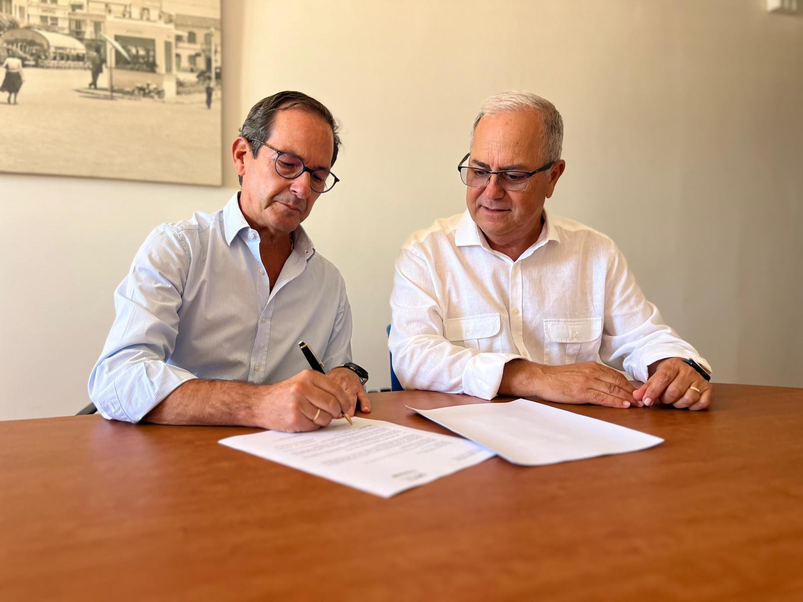 El gerente de la Organización de Productores Pesqueros Artesanales de la Lonja de Conil, Nicolás Fernández, y el delegado de Redeia en Andalucía, Jorge Jiménez, firman el acuerdo de colaboración. El gerente de la Organización de Productores Pesqueros Artesanales de la Lonja de Conil, Nicolás Fernández, y el delegado de Redeia en Andalucía, Jorge Jiménez, firman el acuerdo de colaboración.