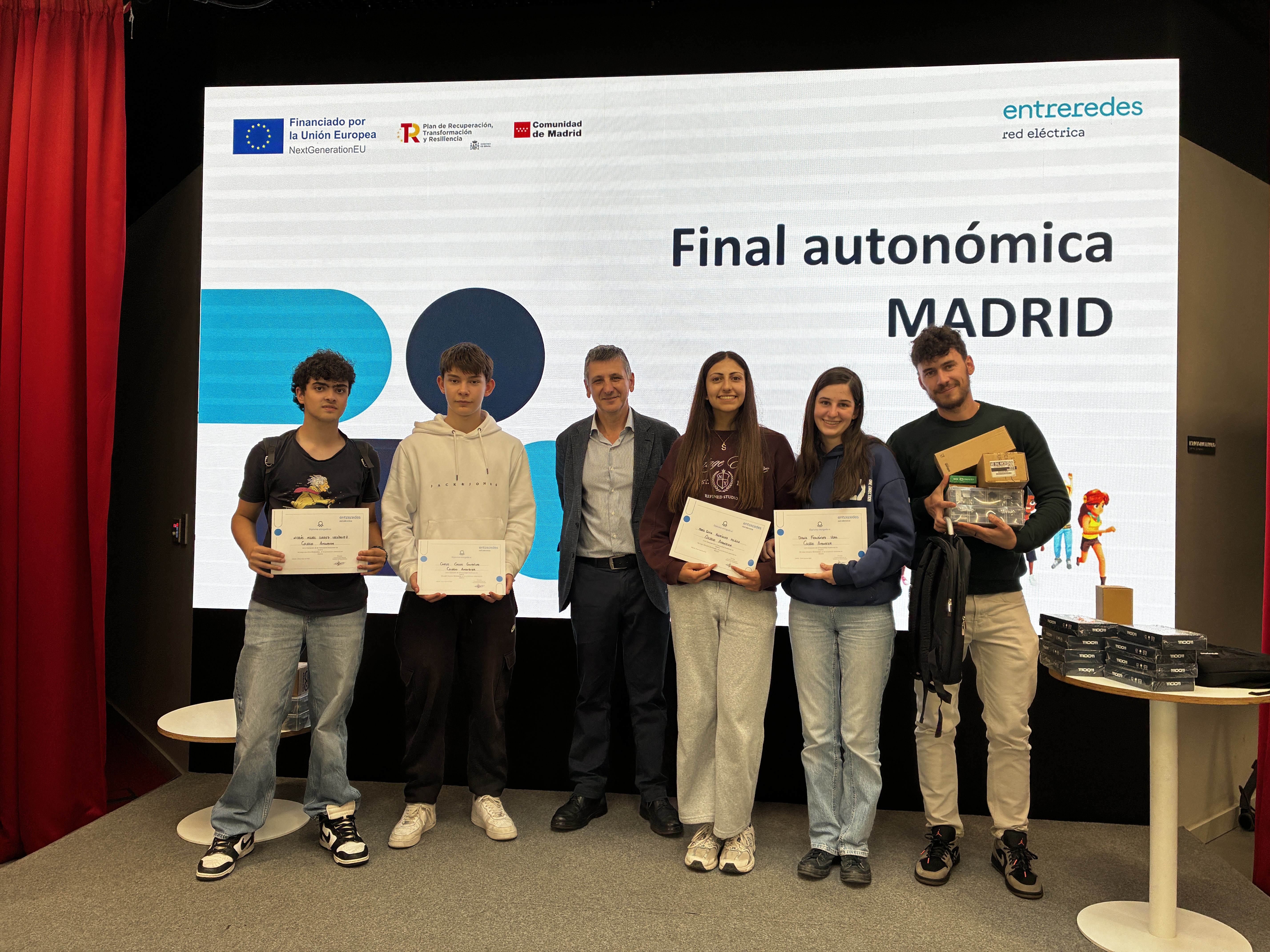 Más de 3.900 alumnos de ESO de 14 centros de Madrid han participado en la fase autonómica de este certamen, en el que se compite por ganar a Entreredes, un juego creado por Red Eléctrica para explicar la red de transporte de energía eléctrica a los más jóvenes.
