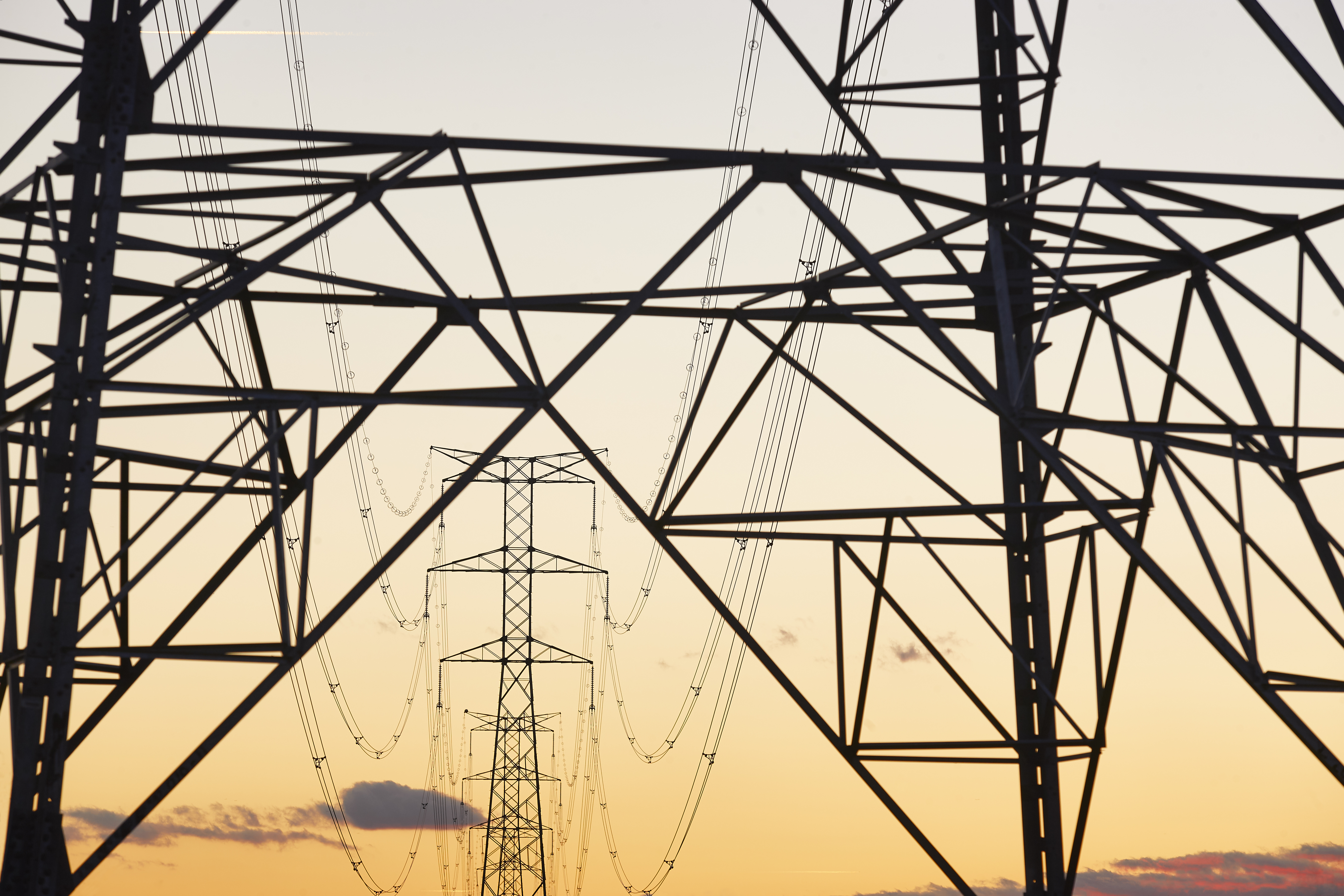 Red Eléctrica no crea sobrecostes para el sistema eléctrico, sino que garantiza su seguridad al menor coste