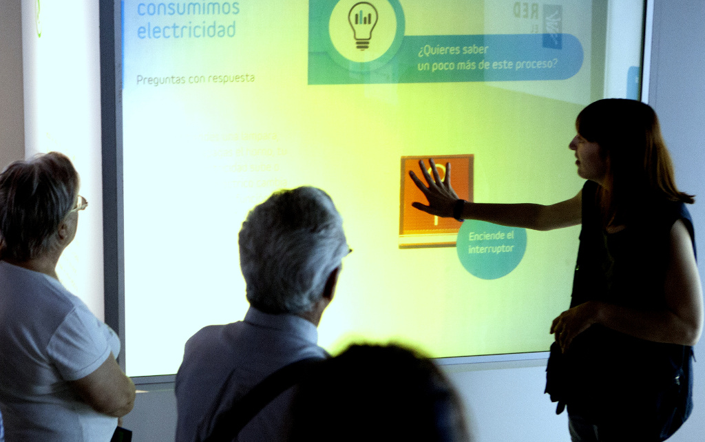 An interactive exhibition Explanation to visitors through touch screens