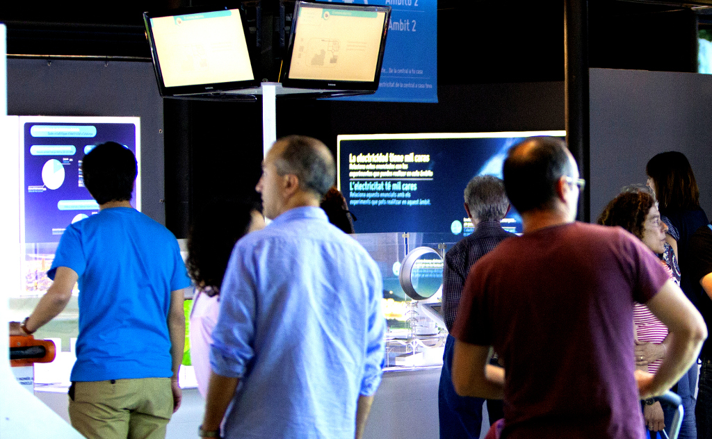 Many visitors to the exhibition Visitors of the exhibition