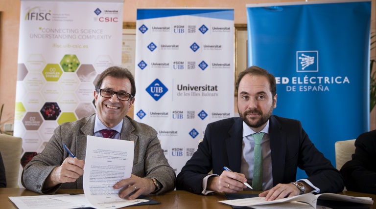 El rector de la Universitat de les Illes Balears, Llorenç Huguet, y el delegado regional de Red Eléctrica en Baleares, Eduardo Maynau (derecha), durante la firma del convenio.