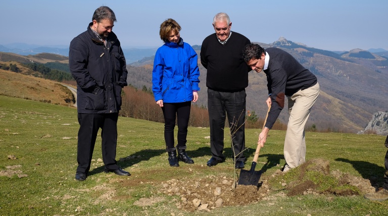 From left to right, Roberto Arranz, Head of the REE’s Environmental Department; the Provincial Councillor for Agriculture, Irene Pardo; the Mayor of Turtzioz, Manuel Coterón, and the northern delegate of REE, Antonio González.