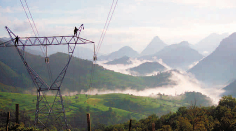 Torre de alta tensión con montañas de fondo Abrir documento en nueva ventana