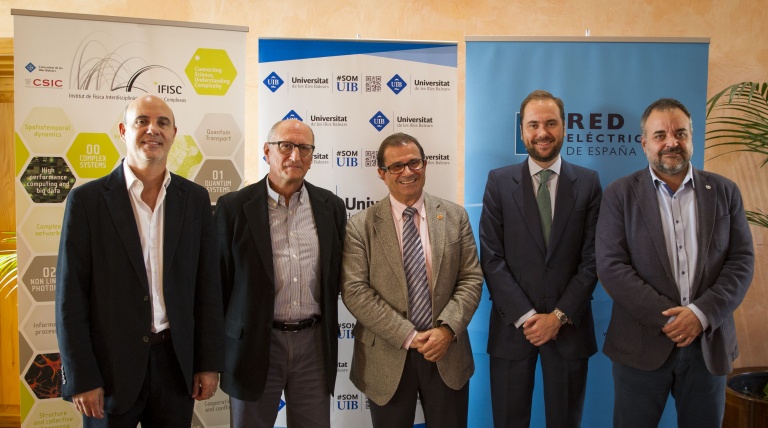 De izquierda a derecha: el responsable de Divulgación Científica del Instituto de Física Interdisciplinar y Sistemas (IFISC), Claudio Mirasso; el director del IFISC, Maxi San Miguel; el rector de la Universidad de las Islas Baleares (UIB), Llorenç Huguet; el delegado regional de Red Eléctrica en las Islas Baleares, Eduardo Maynau, y el vicerrector de Innovación y Transferencia de la UIB, Jordi Llabrés.