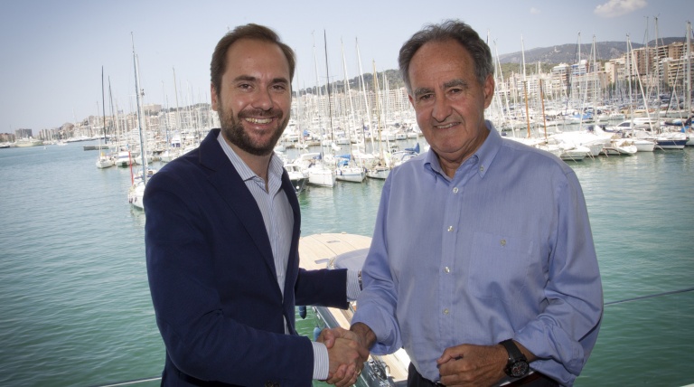 El delegado regional de Red Eléctrica de España en Baleares, Eduardo Maynau, con el patrón y armador del velero Red Eléctrica de España, Javier Sanz, en el Real Club Náutico de Palma.