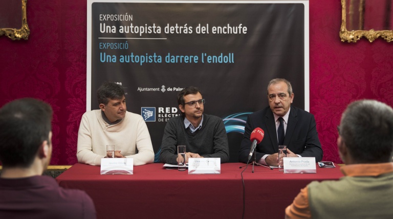 De izquierda a derecha, director general de Innovación y Comunidad Educativa del Gobierno balear, Jaume Ribas; concejal de Cultura, Patrimonio, Memoria Histórica y Política Lingüística del Ayuntamiento de Palma, Llorenç Carrió, y el director de Comunicación de Red Eléctrica de España, en un momento de la rueda de prensa.