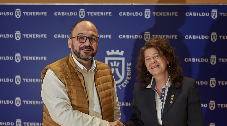 El vicepresidente y consejero de Medio Ambiente del Cabildo, José Antonio Valbuena, y la directora corporativa de Sostenibilidad, Innovación y Coordinación Institucional de Red Eléctrica de España, Ana Cuevas, tras la firma del convenio.