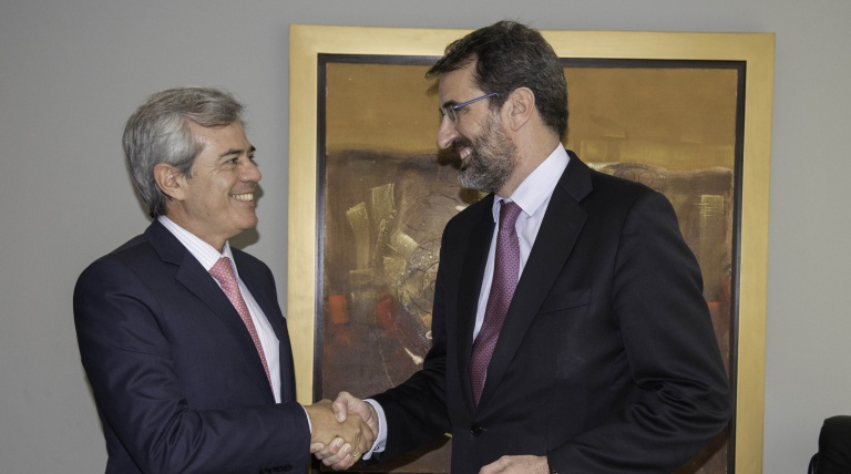 El presidente ejecutivo de AC Capitales, Gianfranco Castagnola, con el consejero delegado de Red Eléctrica, Juan Lasala, en un momento de la firma.