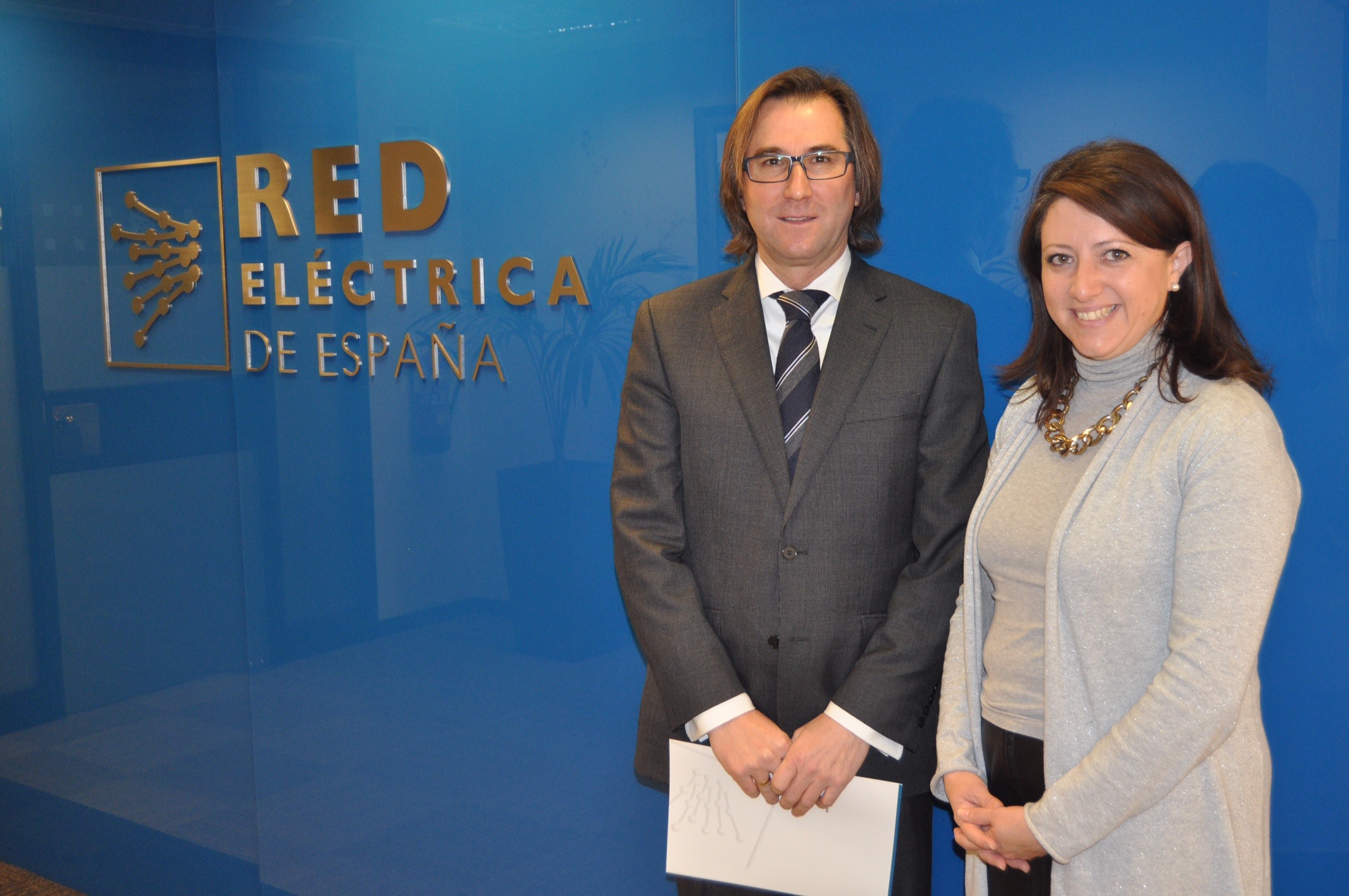 El alcalde de Ayora, José Vicente Anaya, y la delegada de Red Eléctrica en la región, Maite Vela, han suscrito el acuerdo que pondrá en valor el patrimonio cultural del municipio mediante la aportación de 46.436 euros destinados a la construcción de una plataforma de observación, la adecuación de la senda de acceso y la colocación de señalización para la interpretación de estas pinturas rupestres.