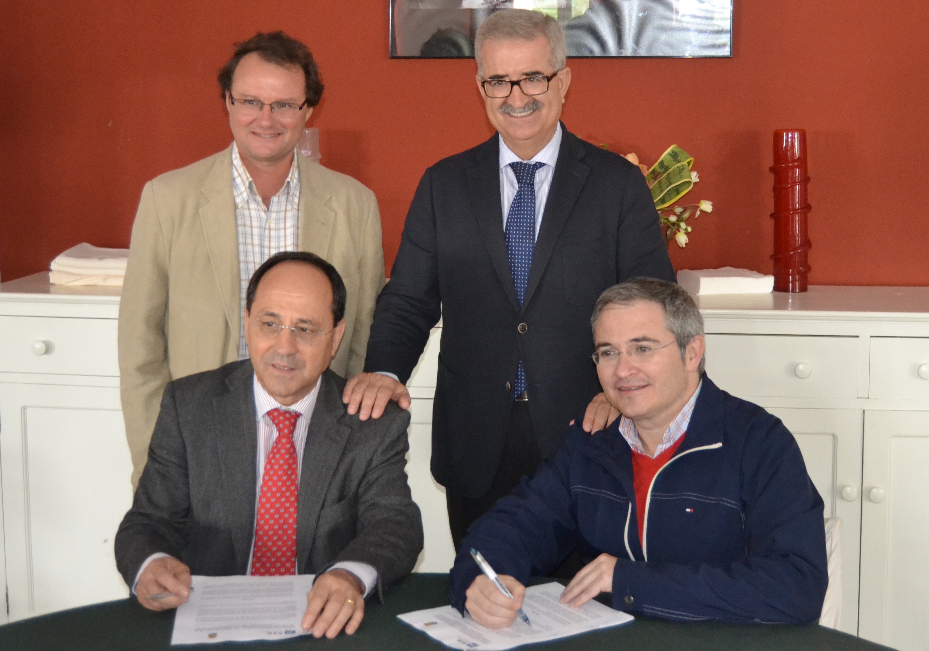 El delegado regional Sur de Red Eléctrica, Miguel González, y el alcalde del Ayuntamiento de Alcalá de los Gazules, Julio Toscano, firman el convenio en presencia del director del Parque Natural, Juan Manuel Fornell, y el consejero de la Presidencia de la Junta de Andalucía, Manuel Jimenez.