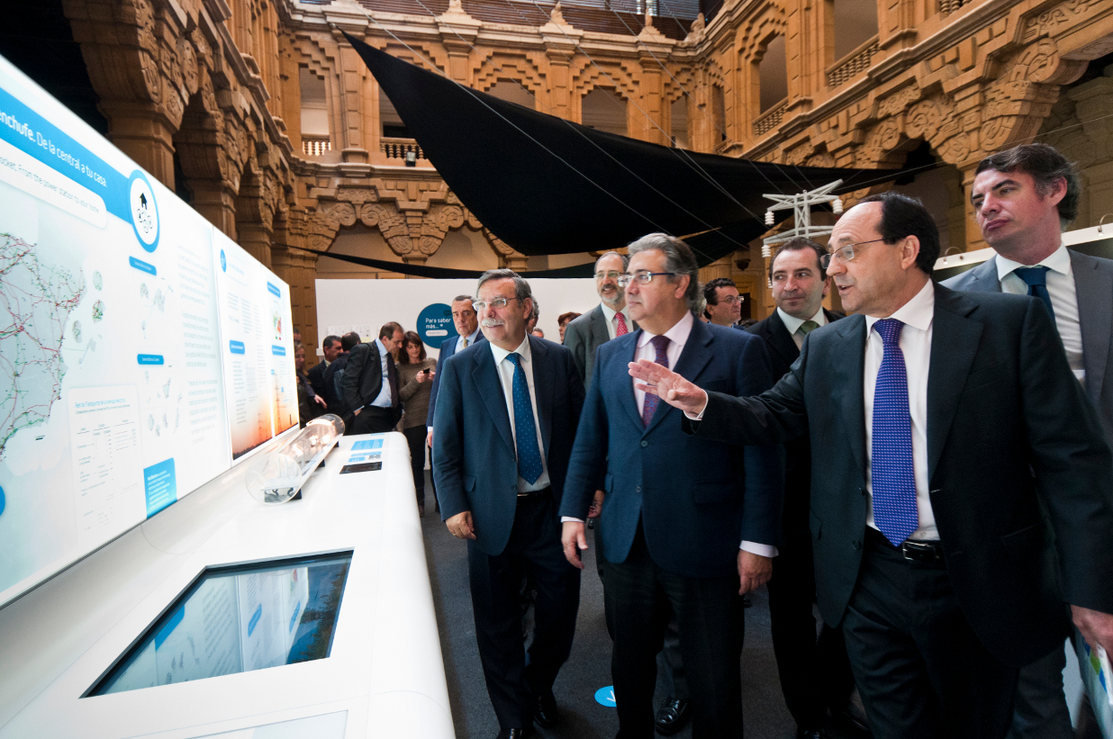 Inauguración de ExpoREE en Sevilla Autoridades ante el módulo de la red de transporte.