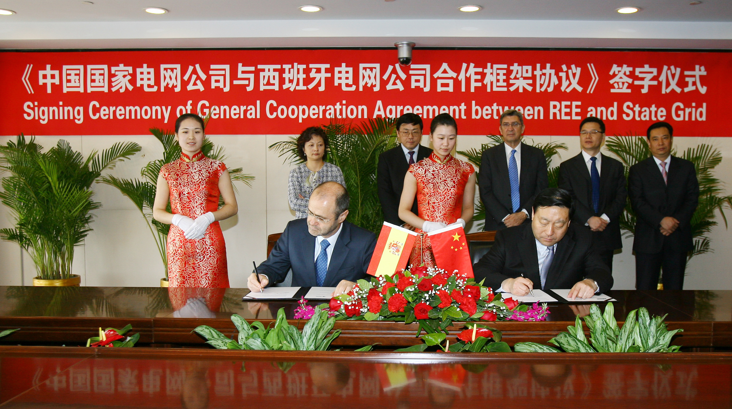 Luis Atienza, presidente de Red Eléctrica y Liu Zhenya, presidente de State Grid Corporation of China durante la firma del acuerdo 
