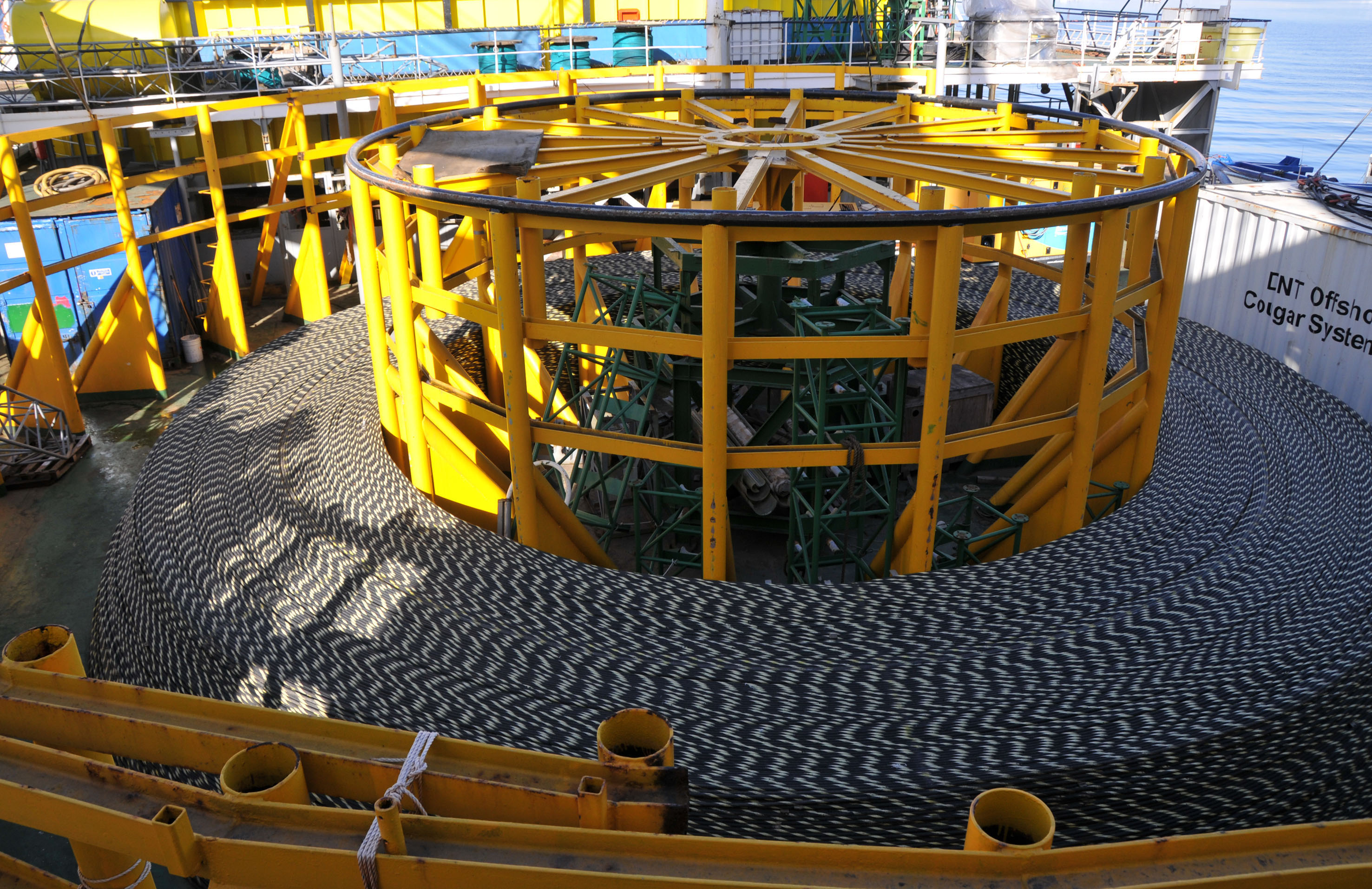 Cable submarino en la cubierta del Giulio Verne"."