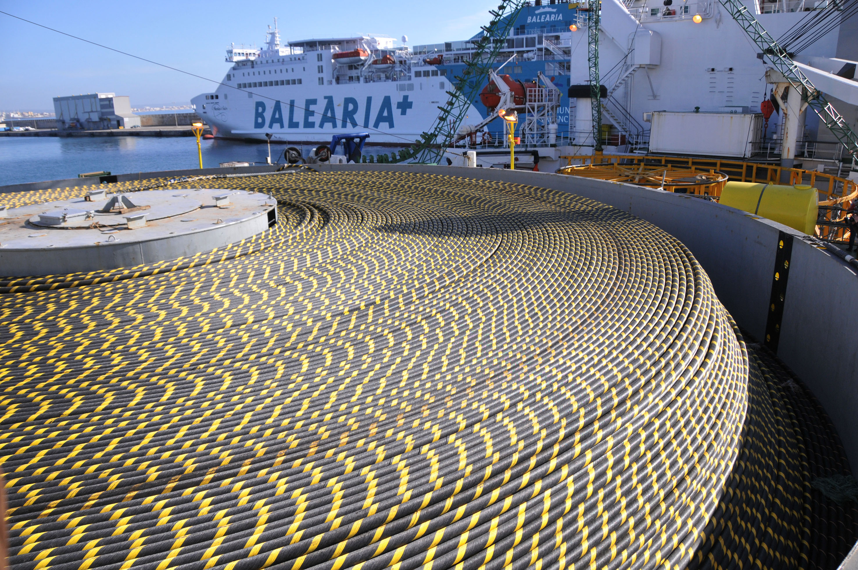 Detalle del cable submarino que enlazará la Península con Baleares.