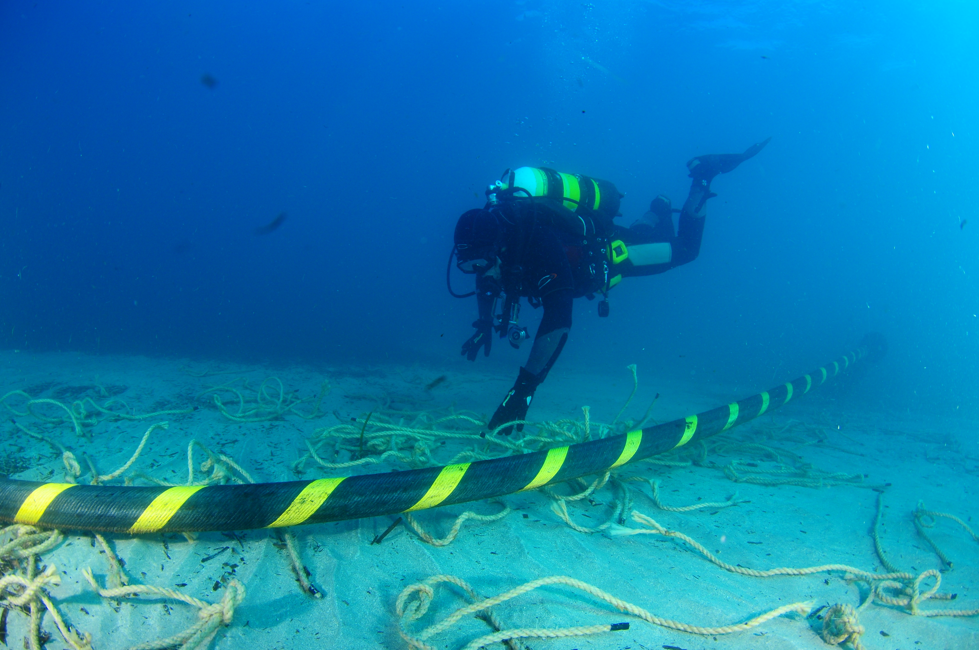Trabajos submarinos para la salida del cable a tierra por la playa de Santa Ponsa.