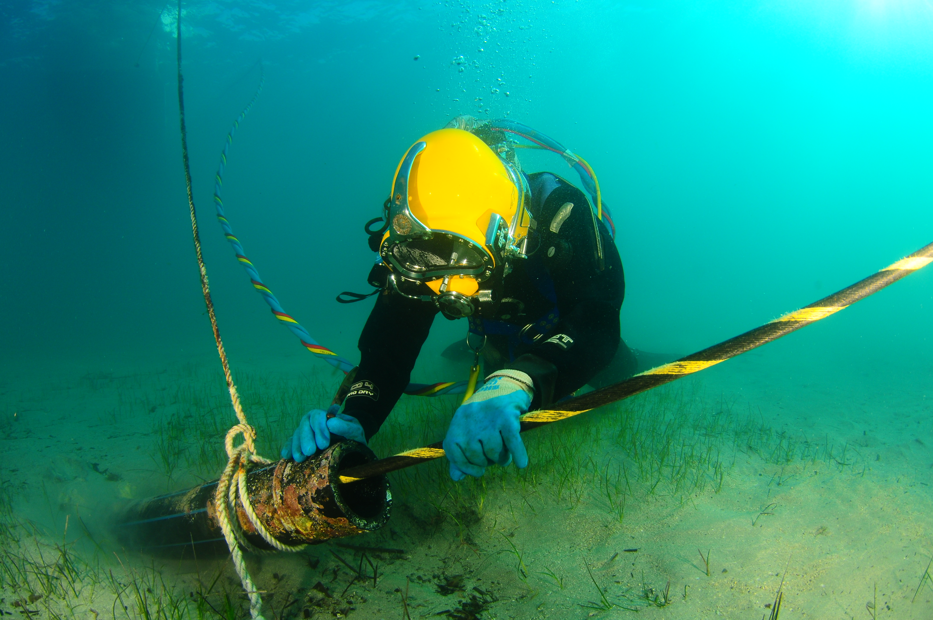 Colocación del cable en el fondo marino para su salida a tierra.