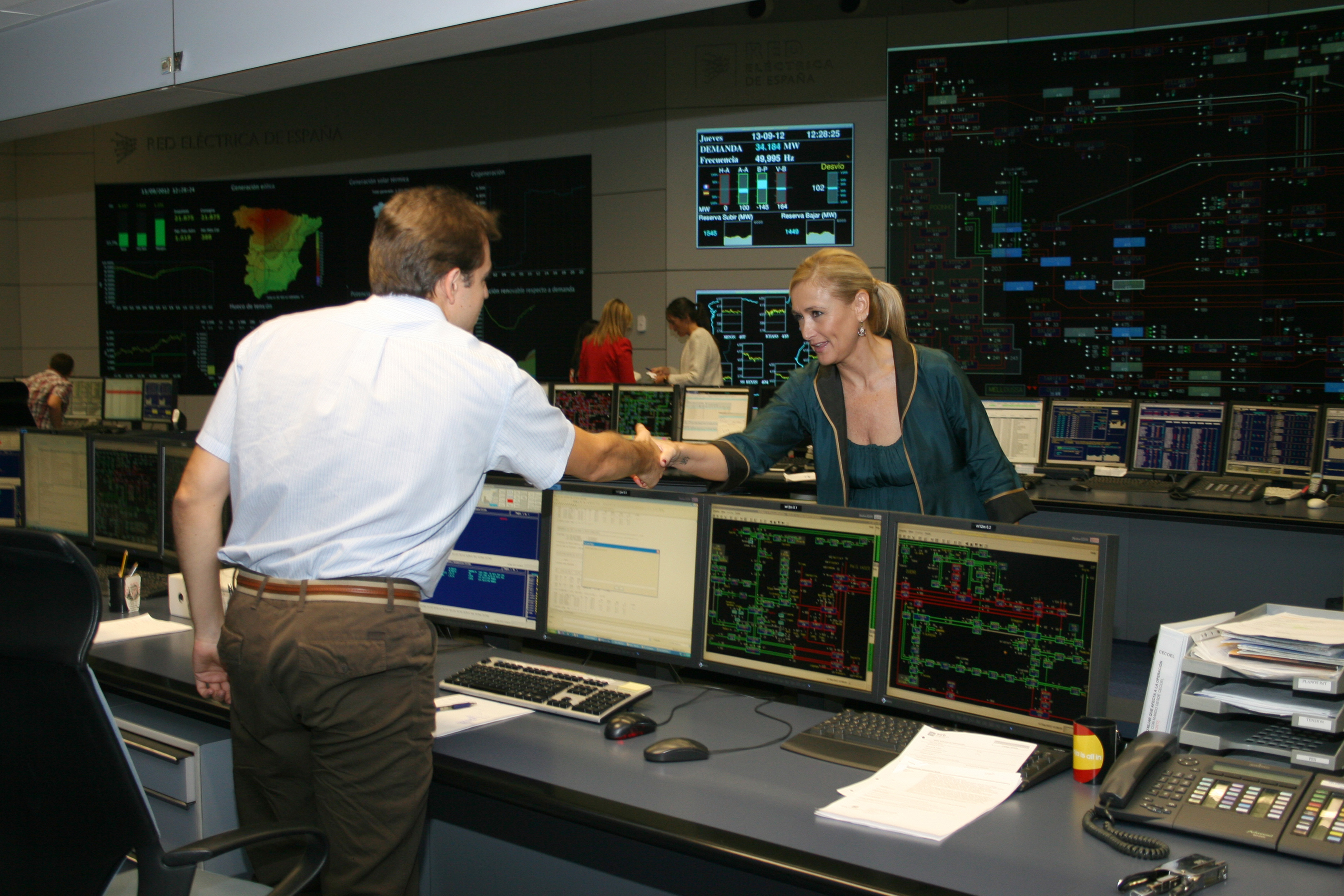 La delegada del Gobierno en Madrid, Cristina Cifuentes, en un momento de la visita al Centro de Control Eléctrico Nacional (Cecoel) en la sede de Red Eléctrica de España