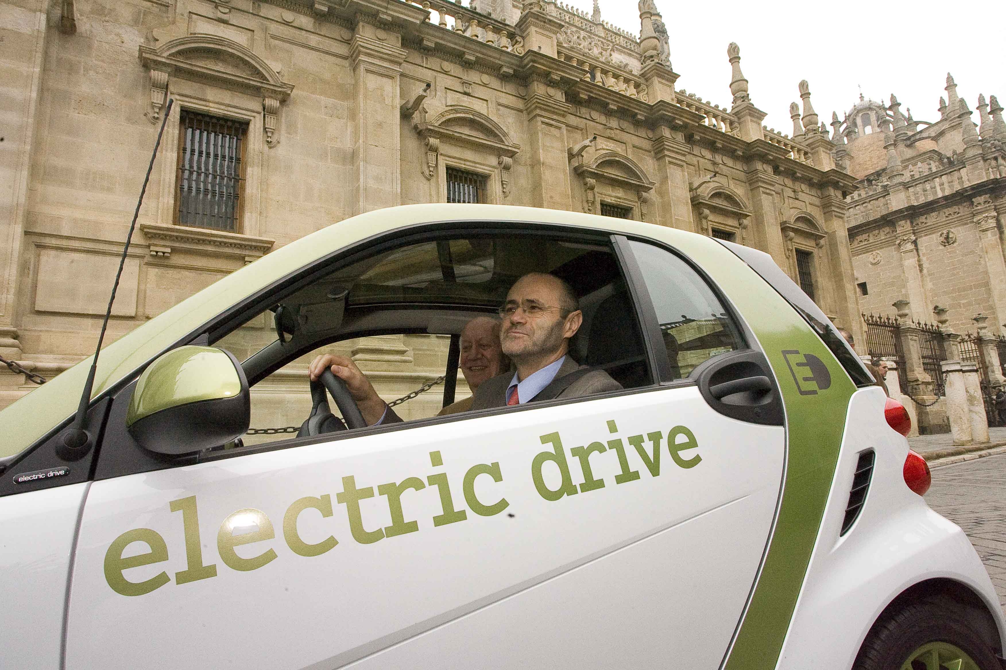 El presidente de Red Eléctrica, Luis Atienza, acompañado por Ramón García-Moliner, presidente del RACE, conduce un vehículo eléctrico en la presentación del plan PROVELE