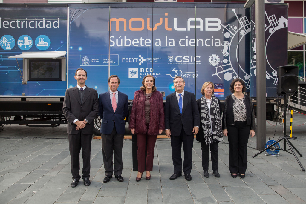 La presentación de Movilab en Alcobendas (Comunidad de Madrid) contó con la presencia de la Secretaria de Estado de I+D+i, además del Presidente Ejecutivo de Red Eléctrica de España (ambos en el centro). También participaron el Director General de FECYT, el Alcalde de Alcobendas, la Vicepresidenta Adjunta de Cultura Científica del CSIC y la Directora del MUNCYT.