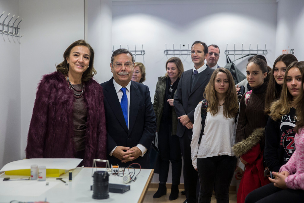 Tras el encuentro con la prensa, la Secretaria de Estado de I+D+i, el Presidente Ejecutivo de Red Eléctrica de España y el resto de autoridades visitaron por dentro el camión y vieron el funcionamiento de los talleres con grupos escolares.