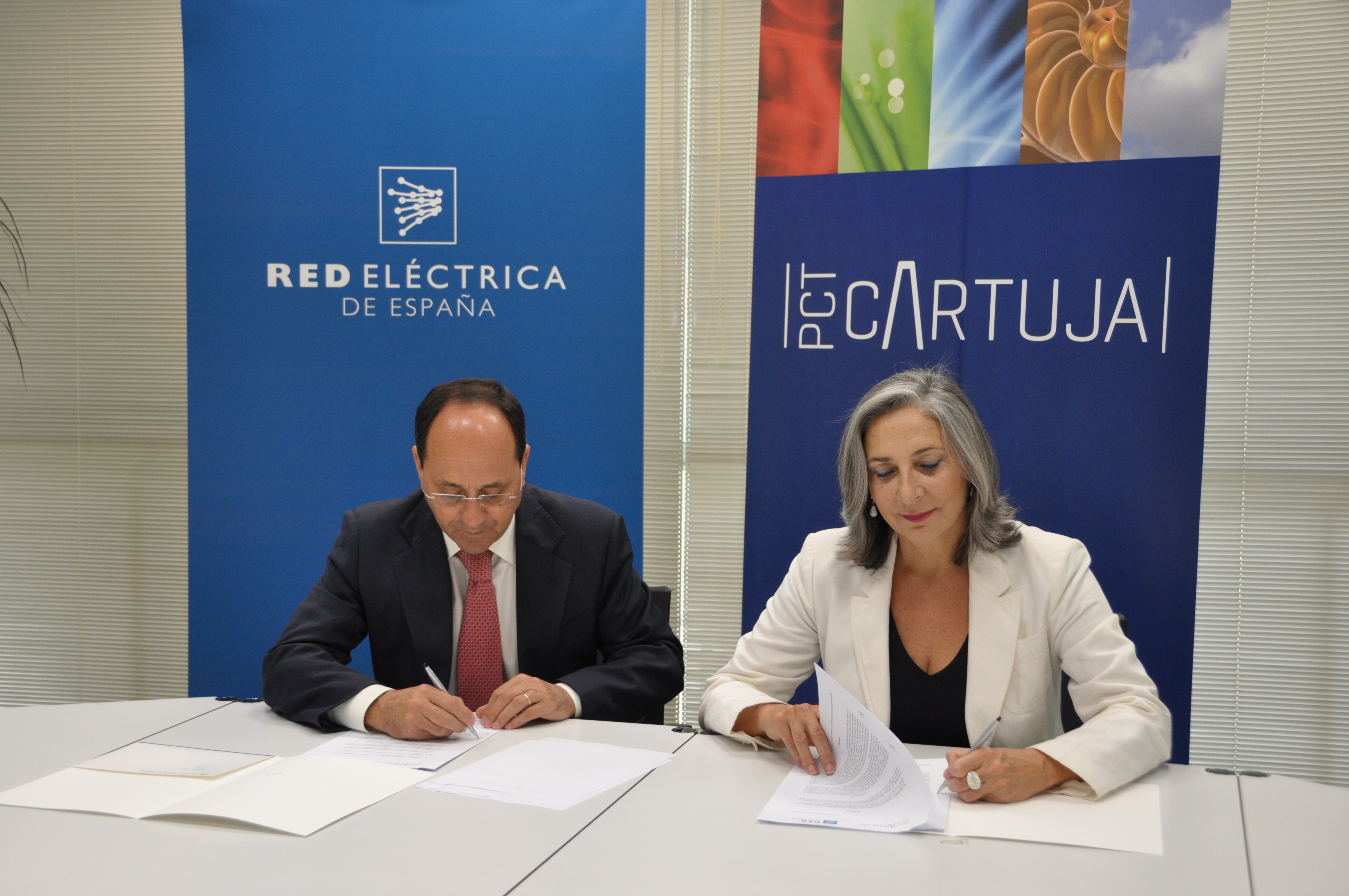 En la foto, Miguel González, delegado regional Sur de Red Eléctrica de España, y Teresa Sáez, directora de Cartuja 93, sociedad gestora del PCT Cartuja.