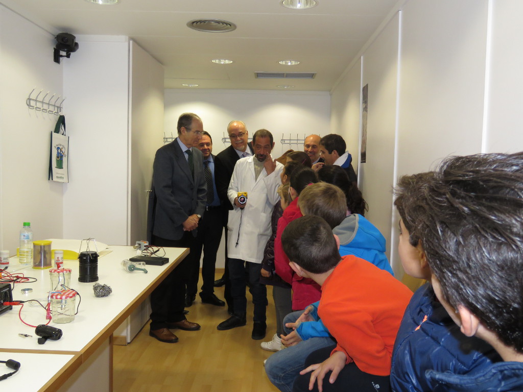 El monitor explica a los escolares de un centro educativo de Manzanares (Ciudad Real) uno de los experimentos del laboratorio científico Movilab.