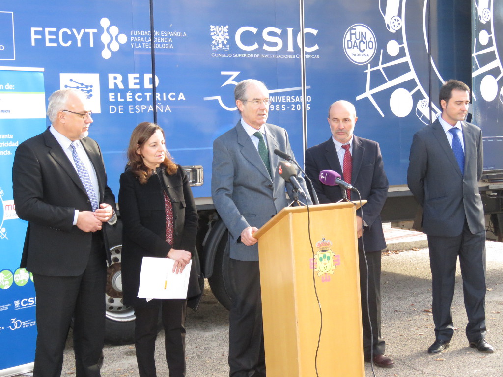 El Delegado Regional Centro de Red Eléctrica presentó el laboratorio Movilab en Manzanares (Ciudad Real) junto con el Alcalde del municipio, la Directora del Departamento de Cultura Científica de la FECYT, el Director General de Industria, Energía y Minería de la Junta de Comunidades de Castilla-La Mancha y el Director del Instituto de Investigación en Recursos Cinegéticos de Ciudad Real.