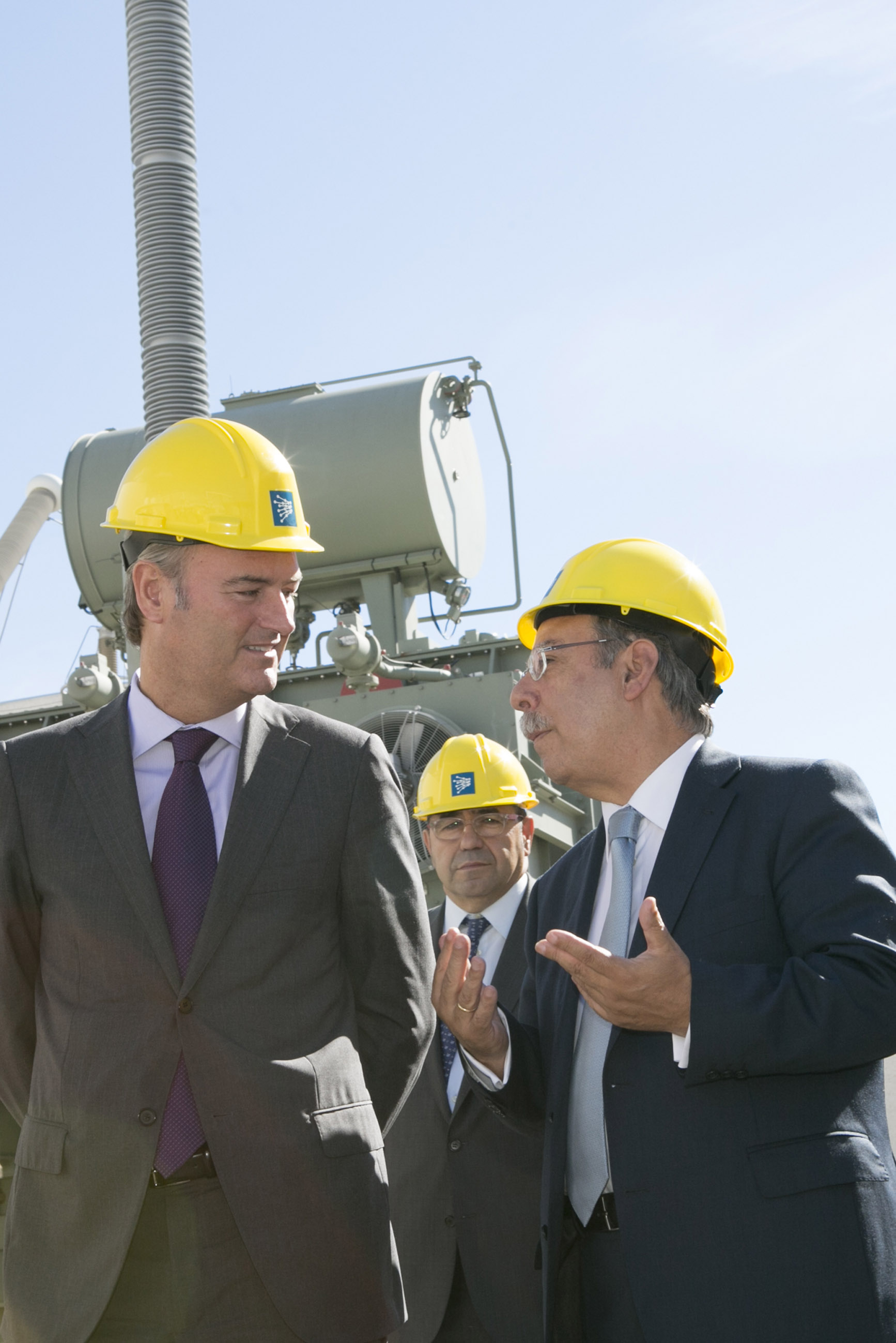 El presidente de la Generalitat Valenciana, Alberto Fabra, y el presidente de Red Eléctrica, José Folgado (a la derecha), durante la visita a la estación conversora de Sagunto