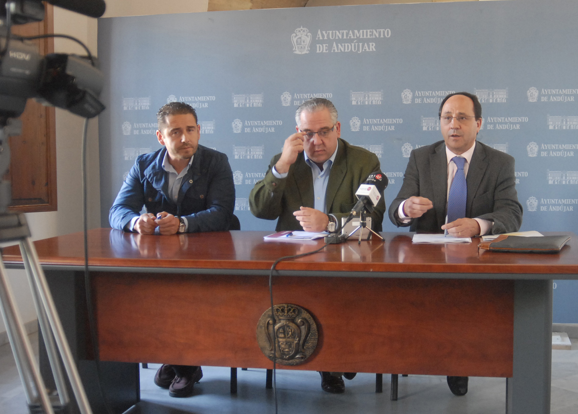 De izquierda a derecha, Félix Caler, concejal de Servicios del Ayuntamiento de Andújar; Jesús Estrella, alcalde de la ciudad, y Miguel gonzález, delegado de Red Eléctrica en Andalucía y Extremadura