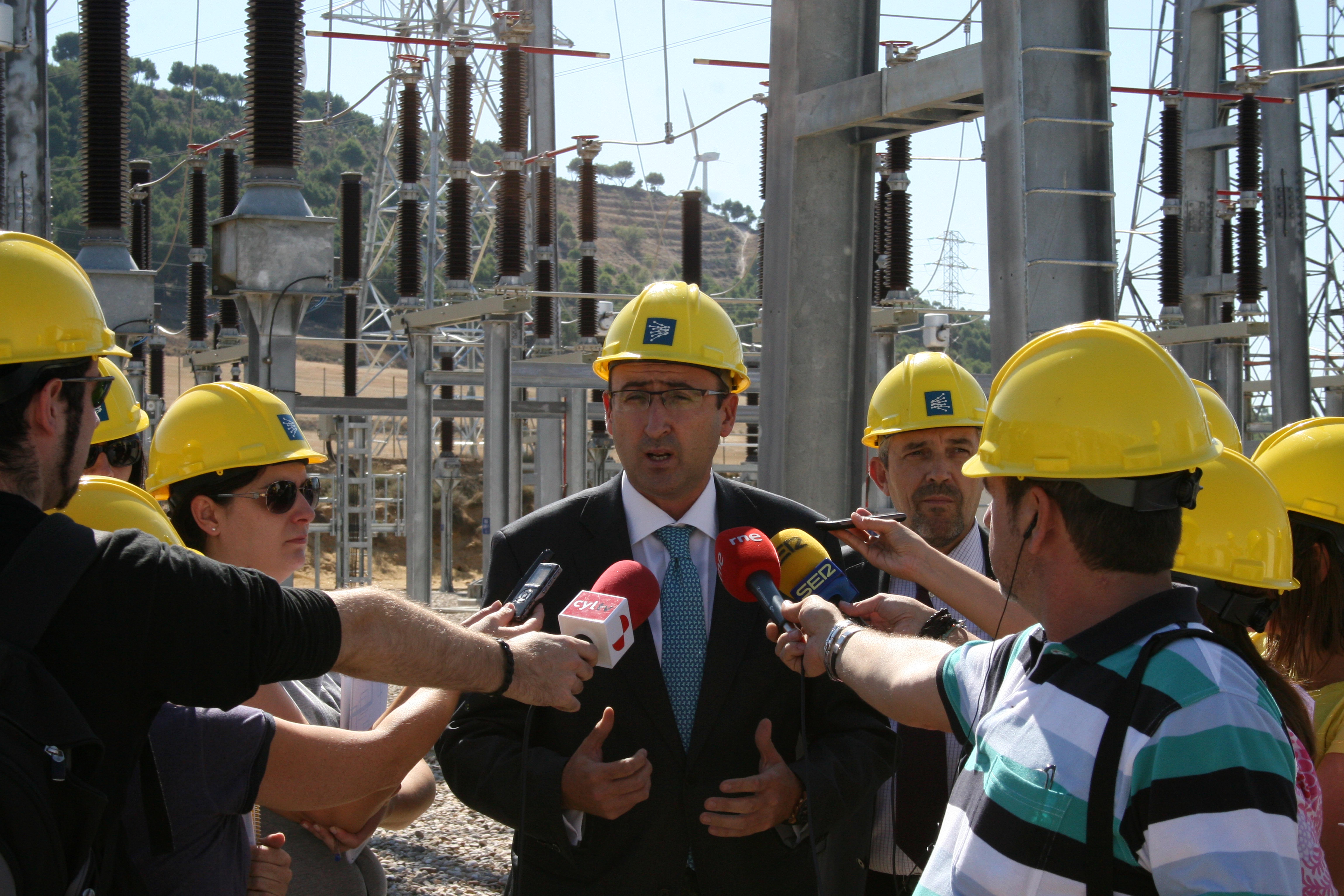 Alfonso Polanco, alcalde de Palencia, atiende a los medios durante la visita a la subestación eléctrica
