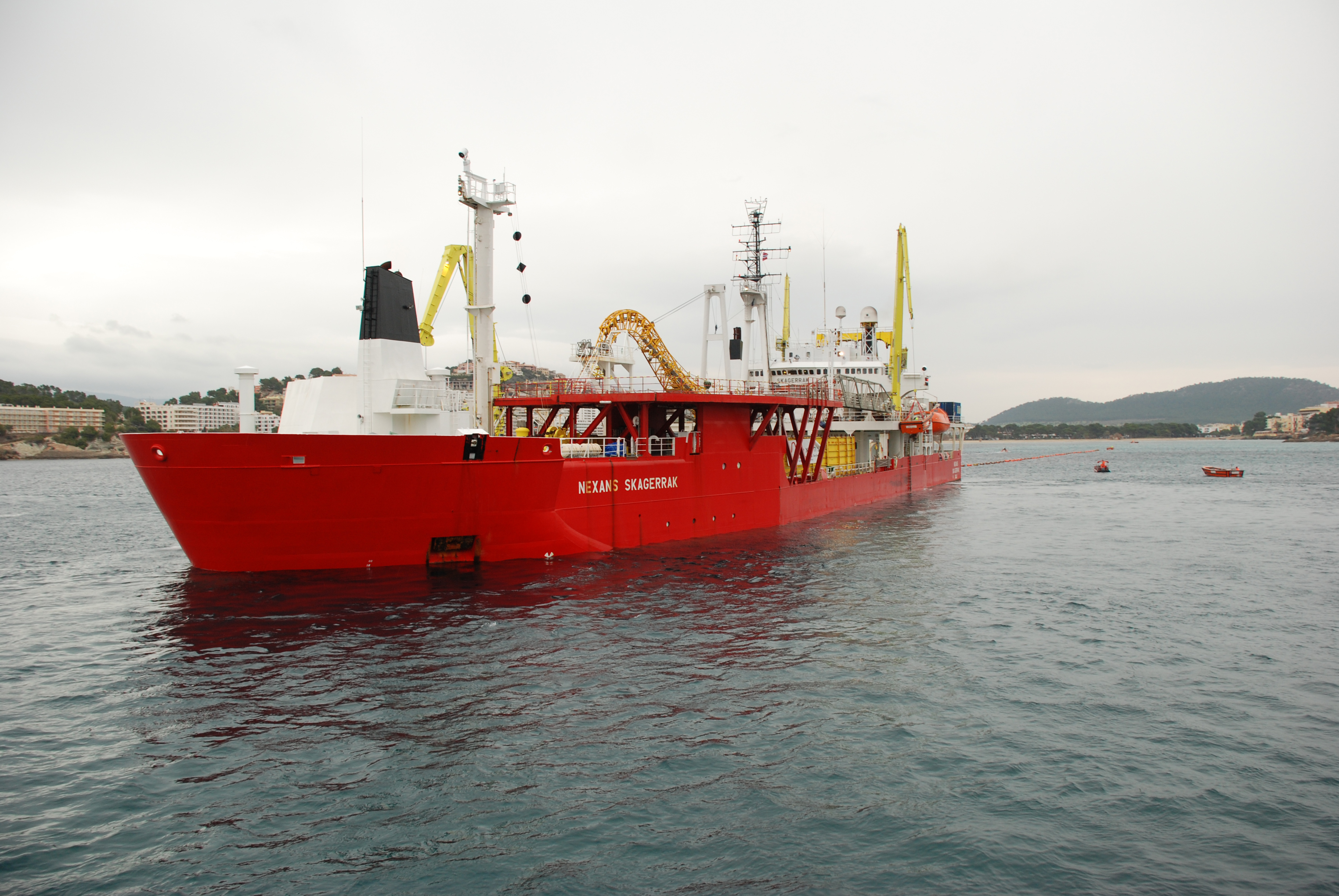 Barco cablero Skagerrak" en la bahía de Santa Ponsa en Mallorca."