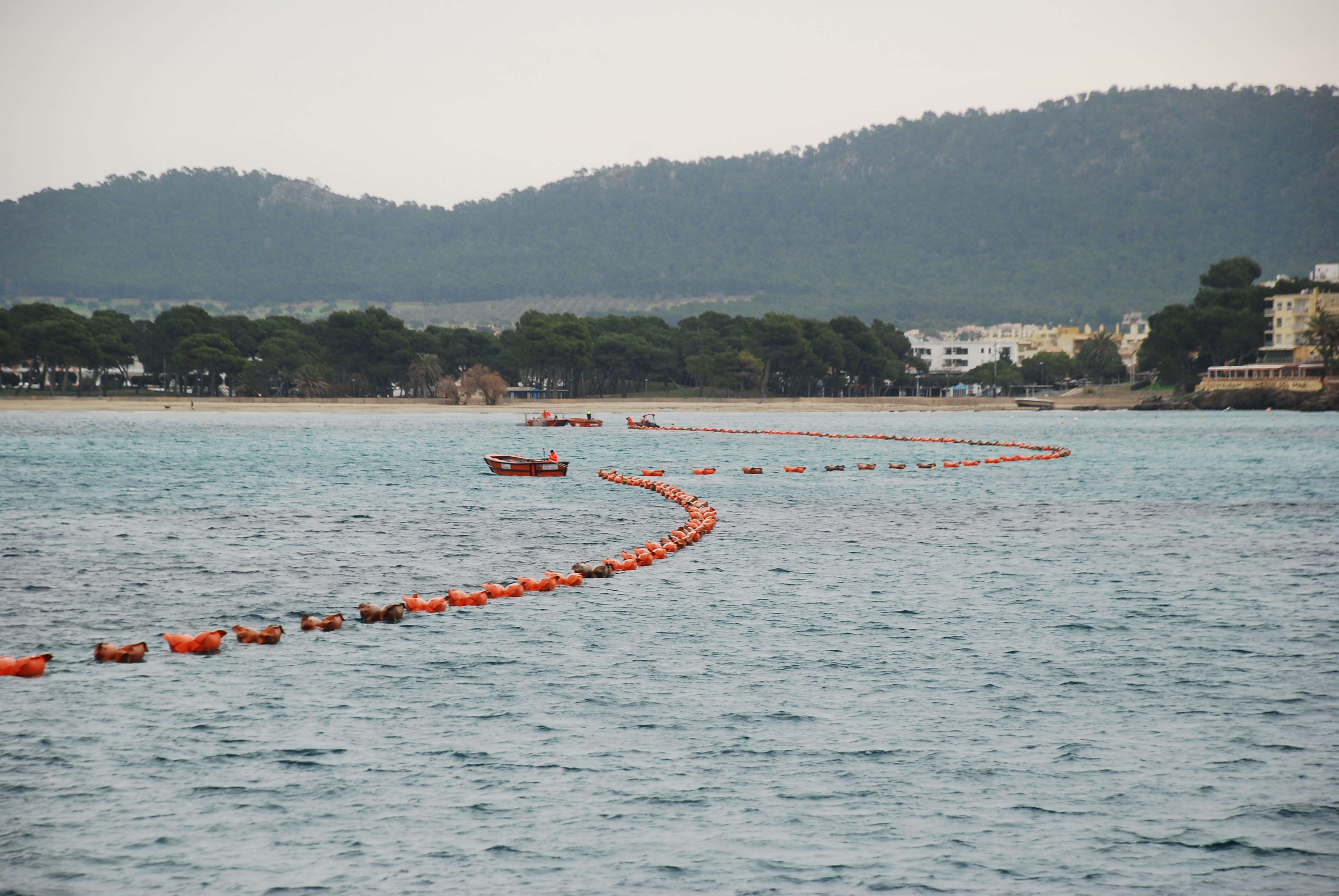 Tendido del cable submarino con la ayuda de flotadores en la bahía de Santa Ponsa en Mallorca.