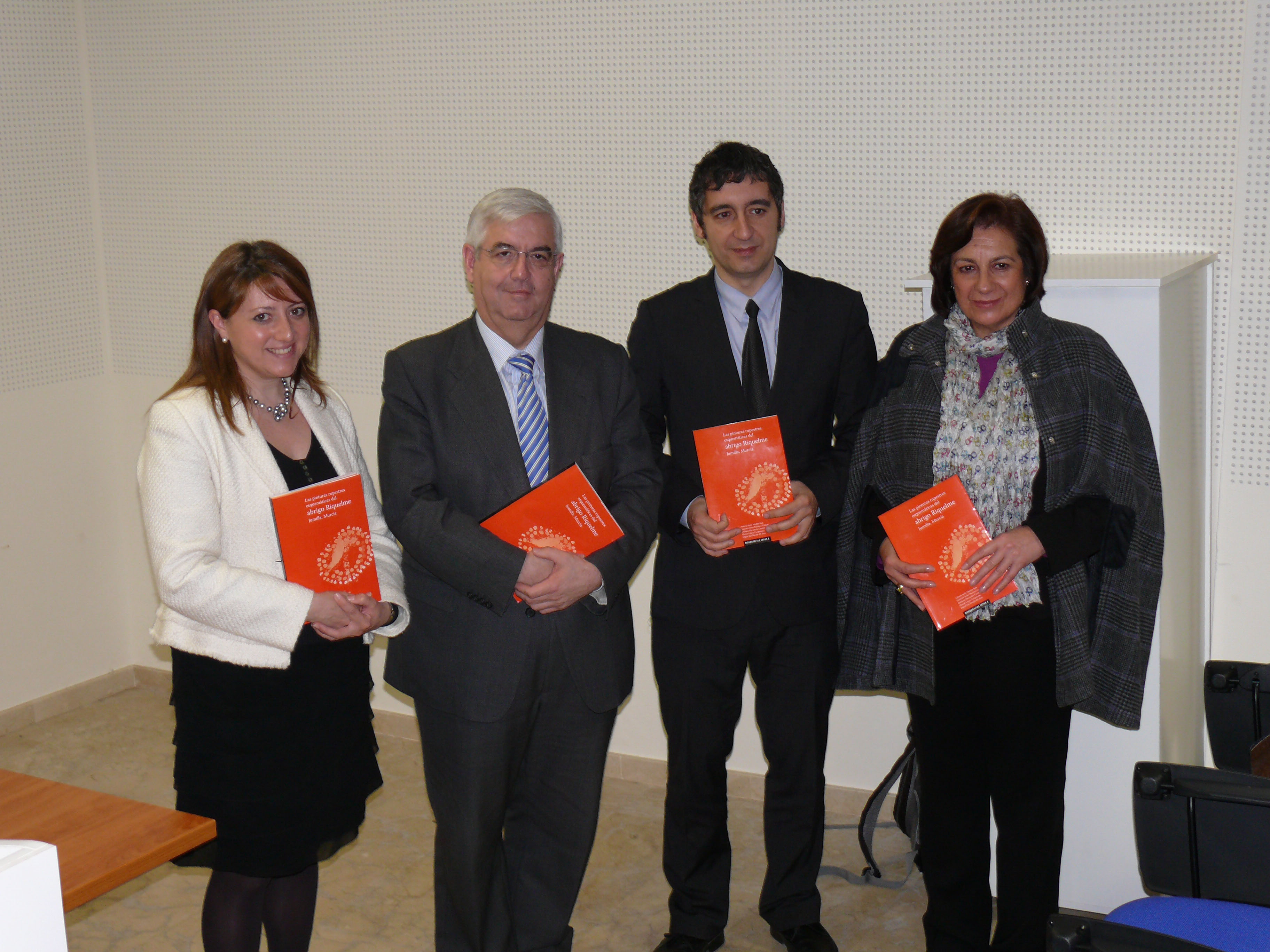 La delegada de Red Eléctrica en Murcia, Maite Vela; el alcalde de Jumilla, Enrique Jiménez; el consejero de Cultura y Turismo, Pedro Alberto Cruz; y la concejal de Cultura, María Dolores Fernández, durante la presentación del libro.
