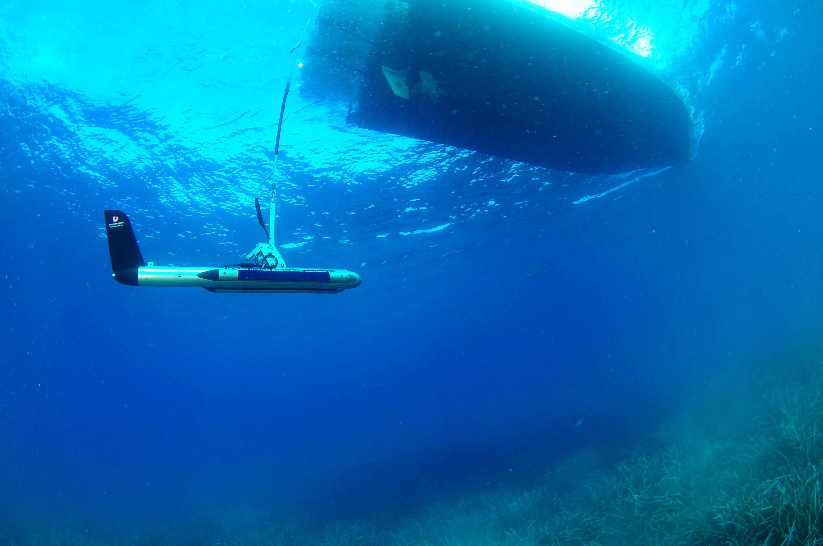 Labores de localización de las praderas de posidonia con un sónar en la bahía de Santa Ponsa (Mallorca).