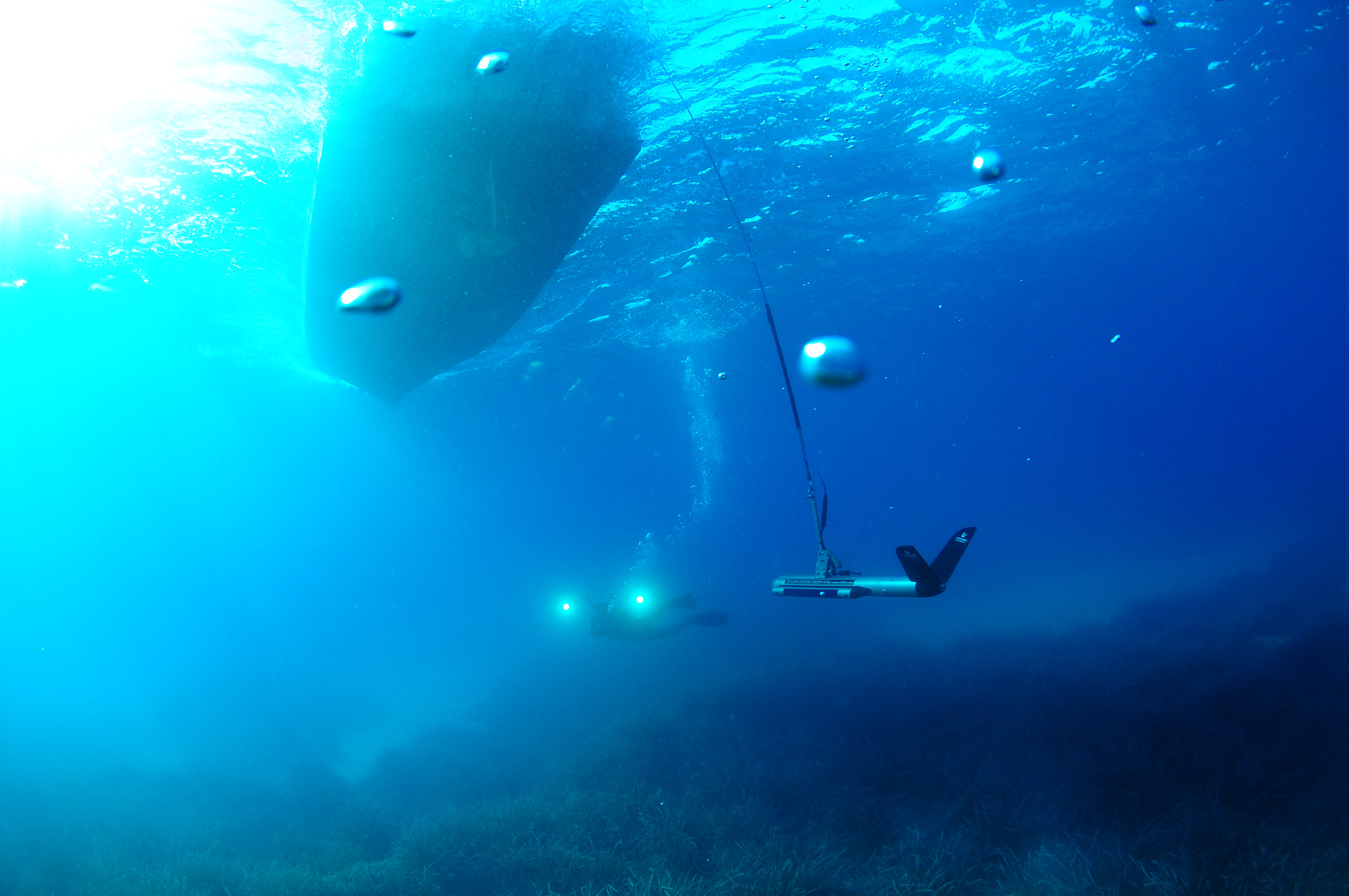 Detección de praderas de posidonia, elementos biológicos e infraestructuras para concretar el trazado del cable.