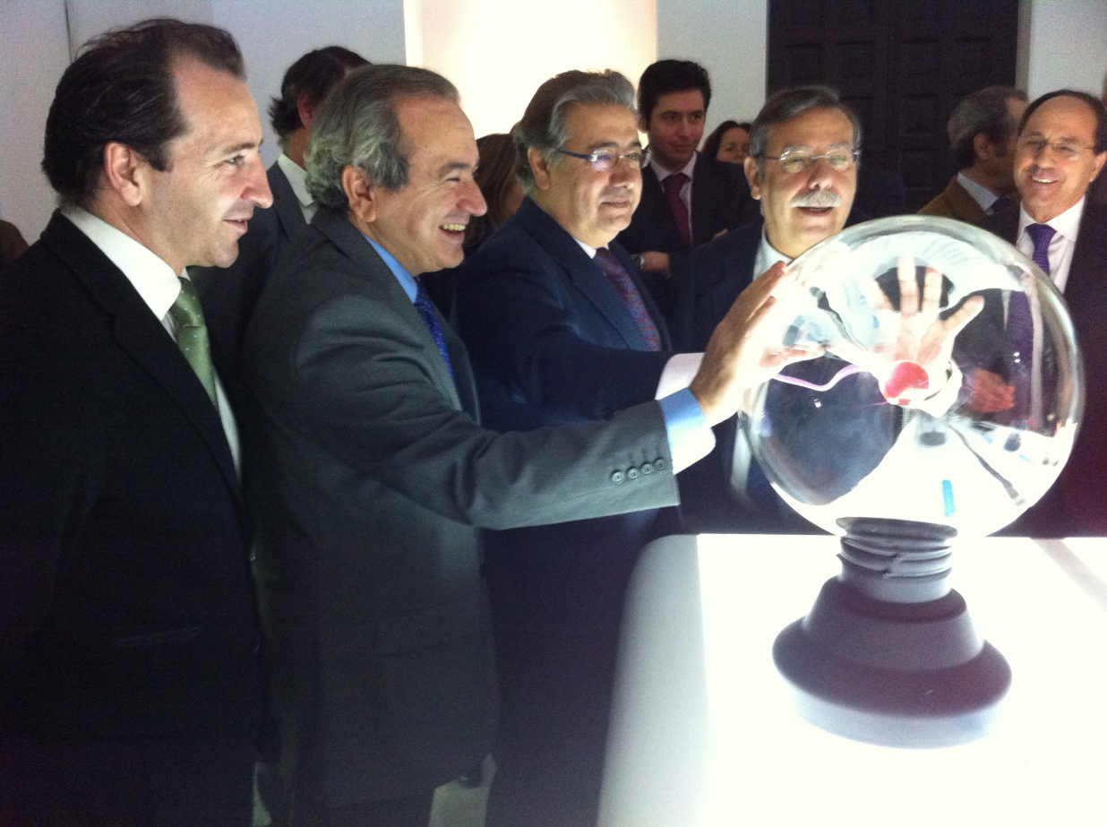 Inauguración de ExpoREE en Sevilla Autoridades ante la mesa de laboratorio el día de la inauguración.