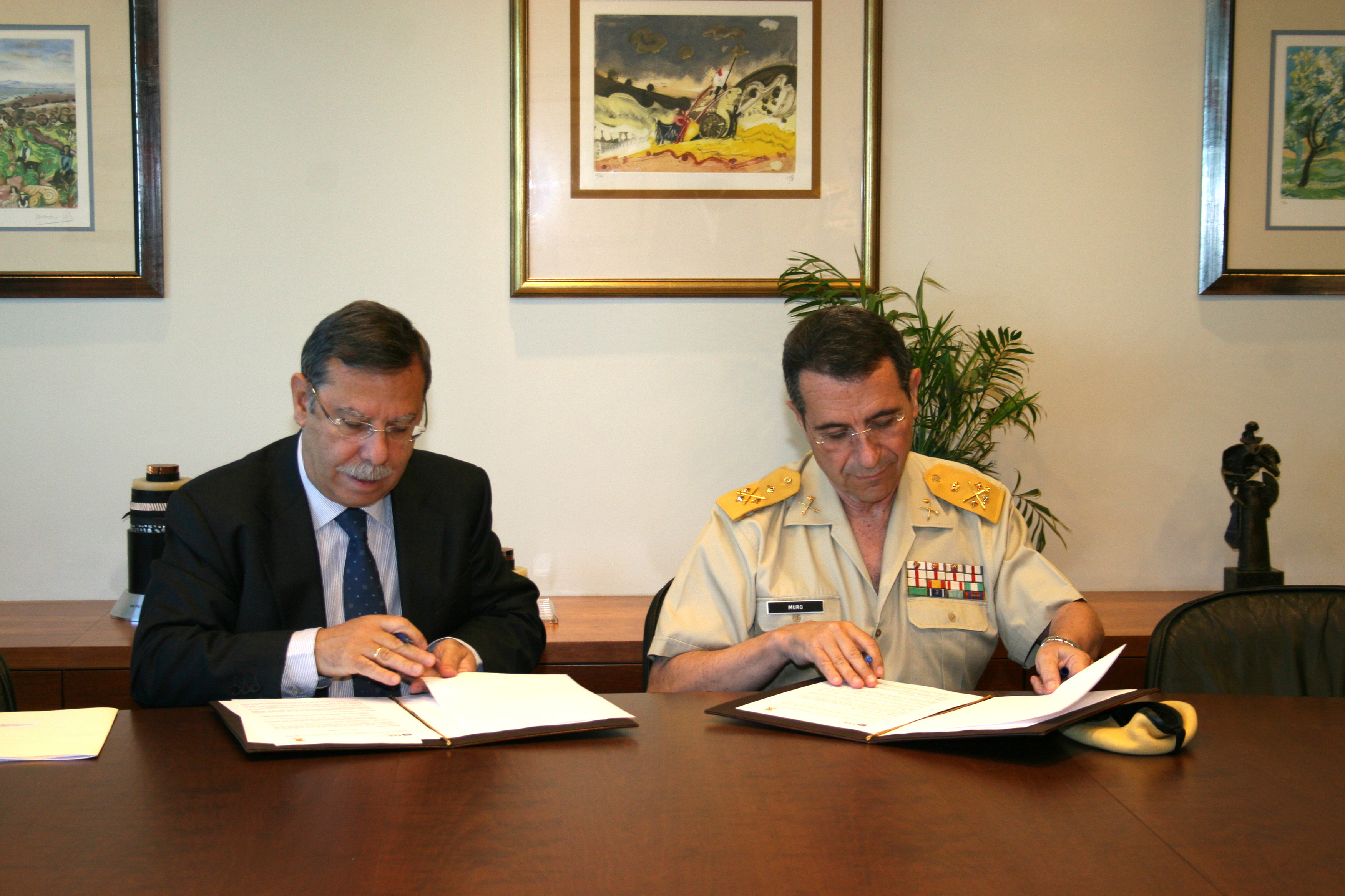 El presidente de Red Eléctrica de España, José Folgado, y el jefe de la Unidad Militar de Emergencias, (UME), teniente general César Muro, durante la firma del convenio