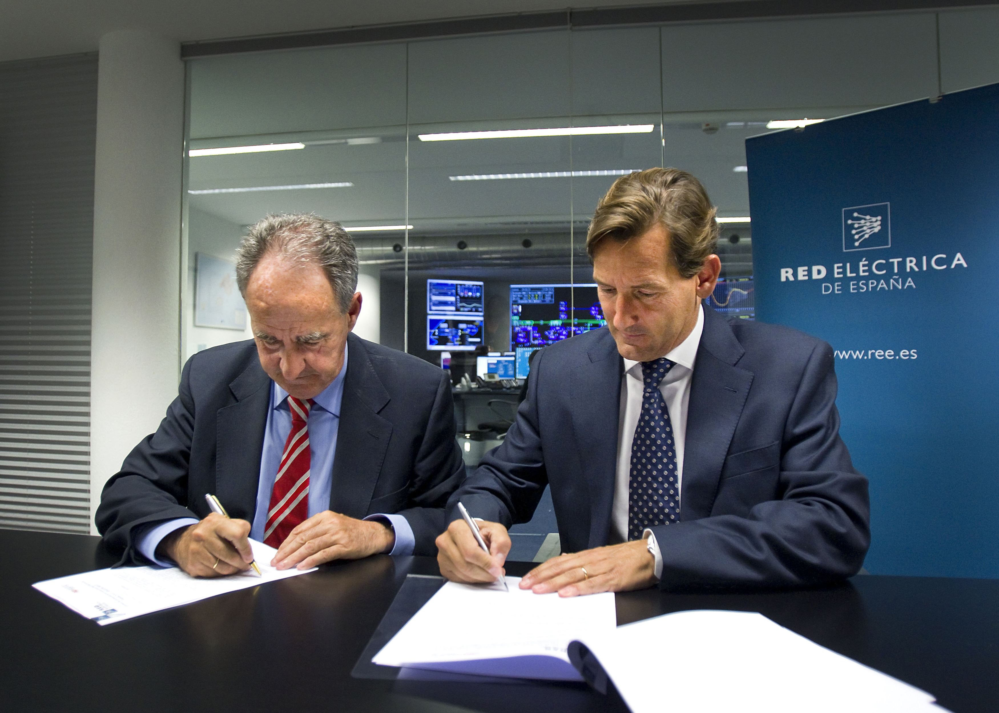 Javier Sanz, patrón de la embarcación Red Eléctrica, y Ramón Granadino, director de Operación del Sistema en Baleares de Red Eléctrica de España durante la firma del convenio de patrocinio.