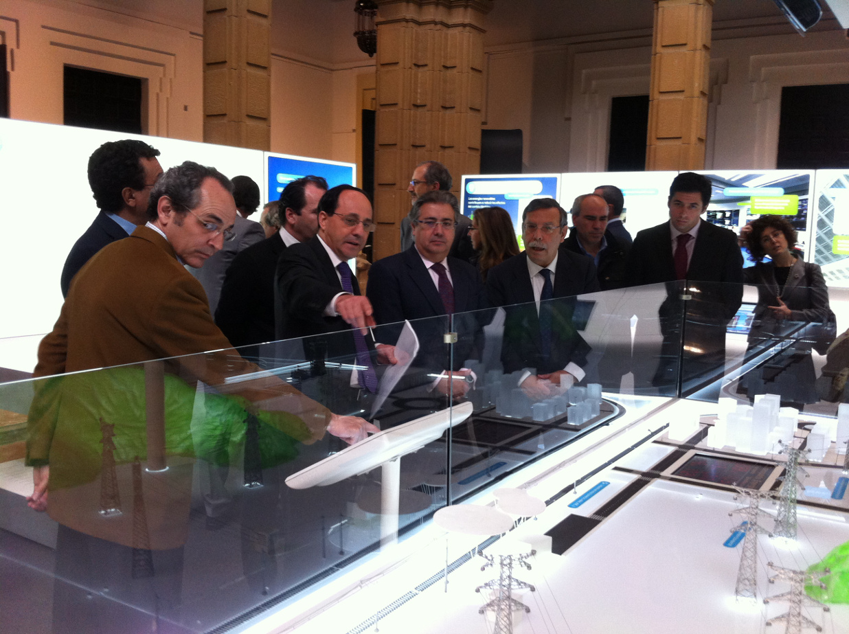 Inauguración de ExpoREE en Sevilla Autoridades ante la maqueta del sistema durante la inauguración.