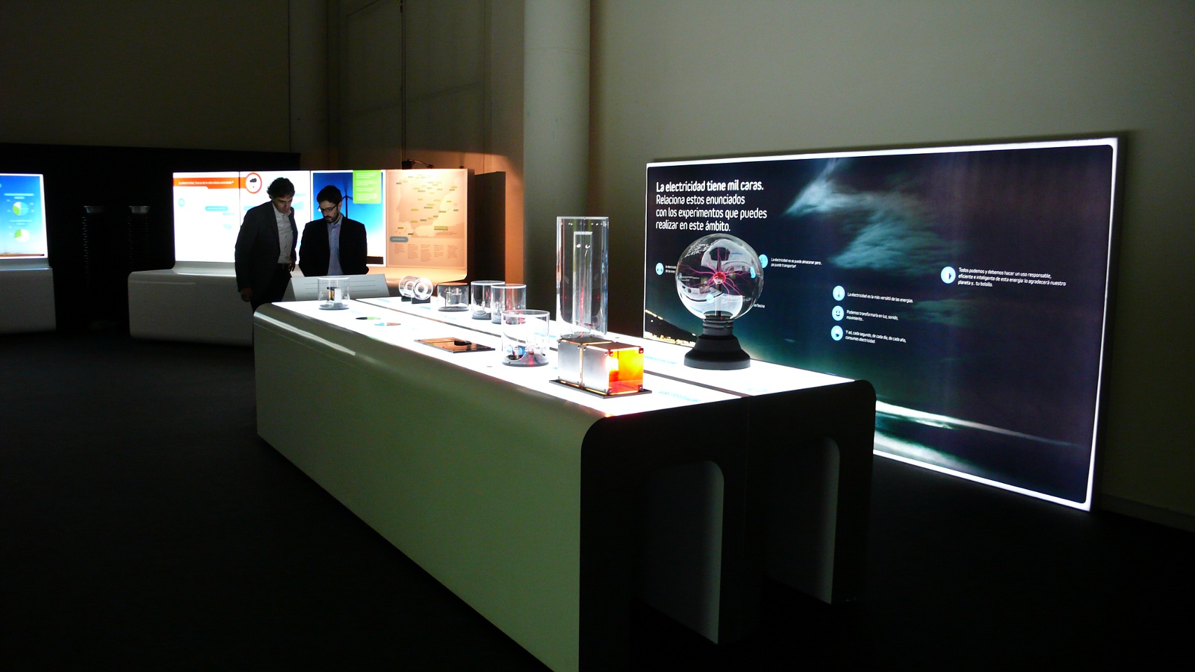 Inauguración de ExpoREE en Valladolid Módulo de entrada con la mesa de laboratorio.