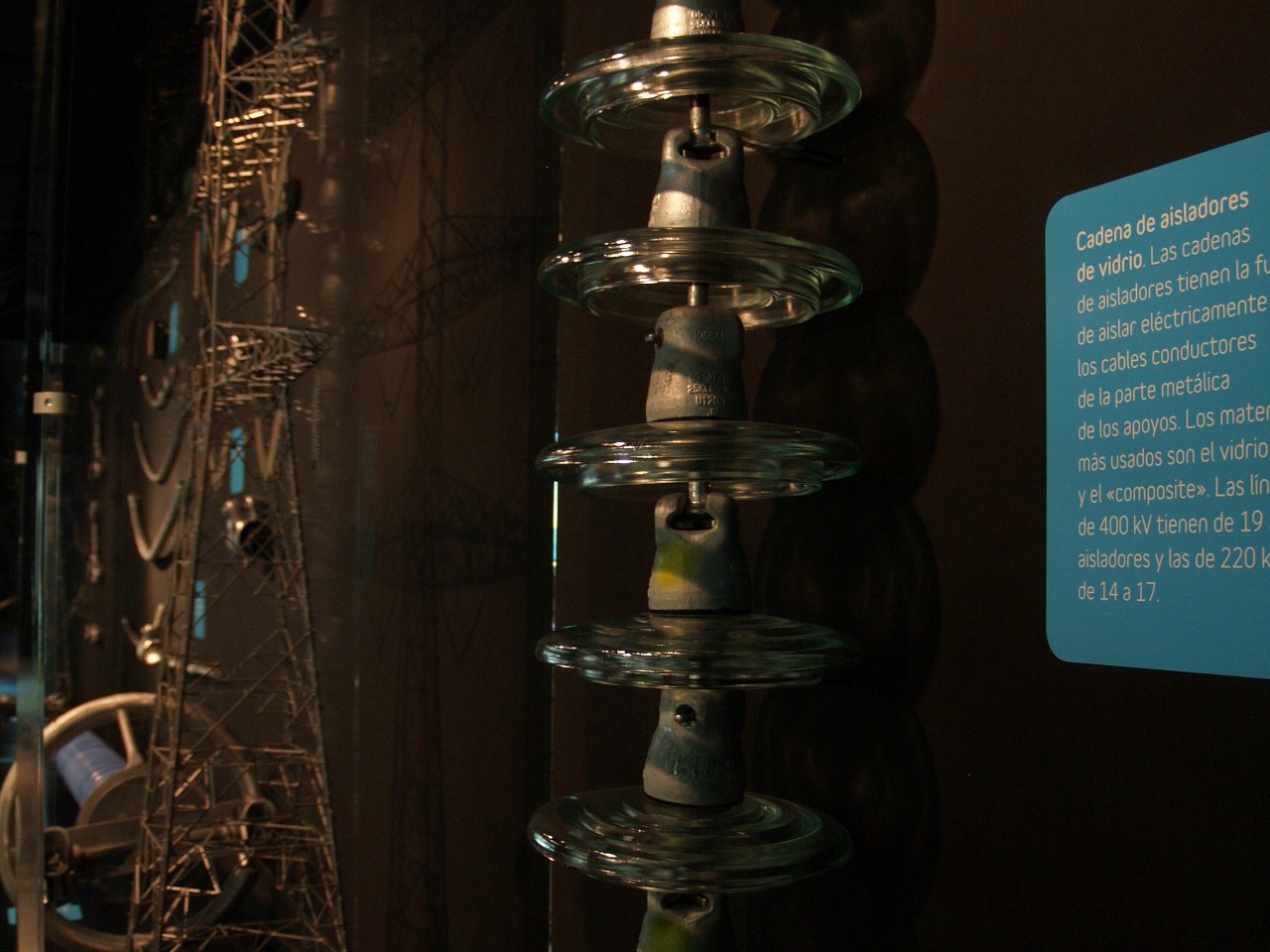 El laboratorio de la electricidad Cadena de aisladores.