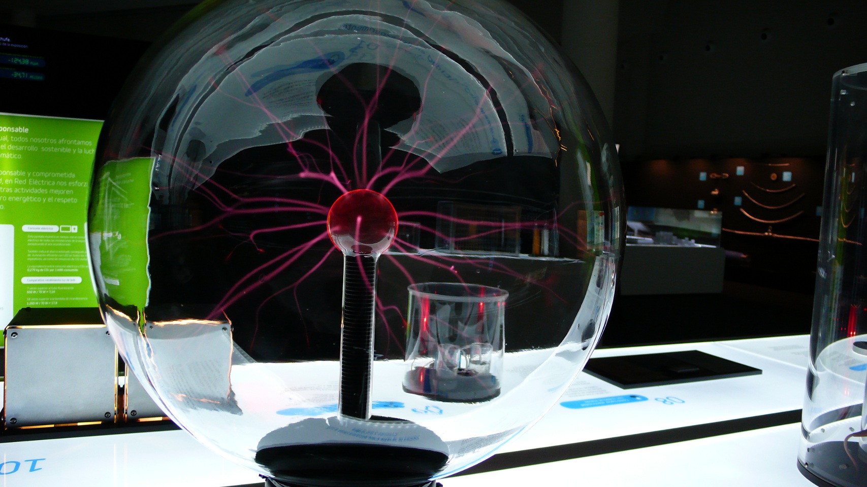 El laboratorio de la electricidad Esfera de plasma de la mesa de laboratorio.
