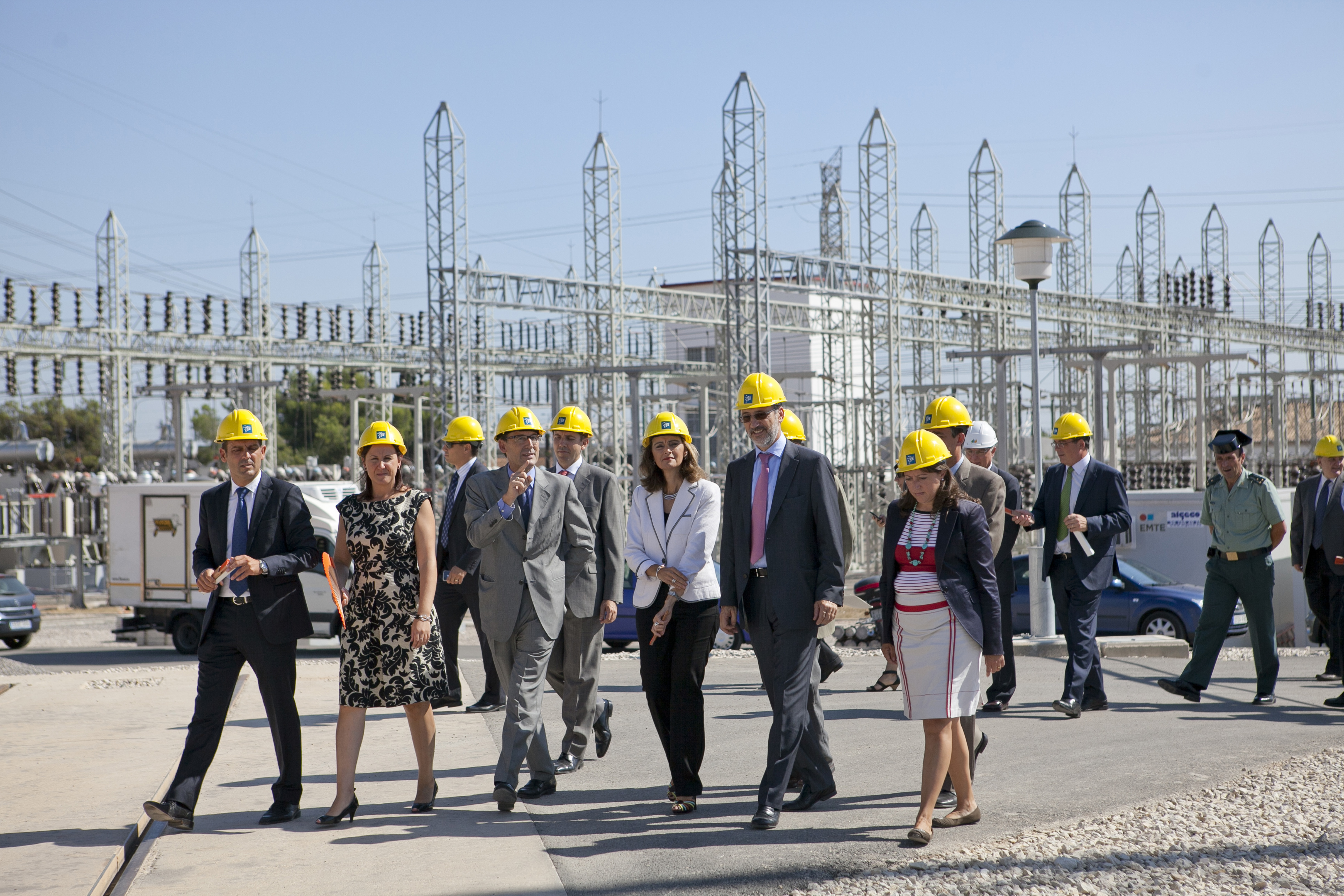 La delegada del Gobierno en la Comunidad Valenciana y el director general de Transporte de Red Eléctrica, en un momento de la visita a la subestación de Torrent