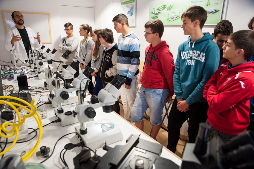 Uno de los talleres con escolares, dentro del laboratorio móvil en A Coruña.