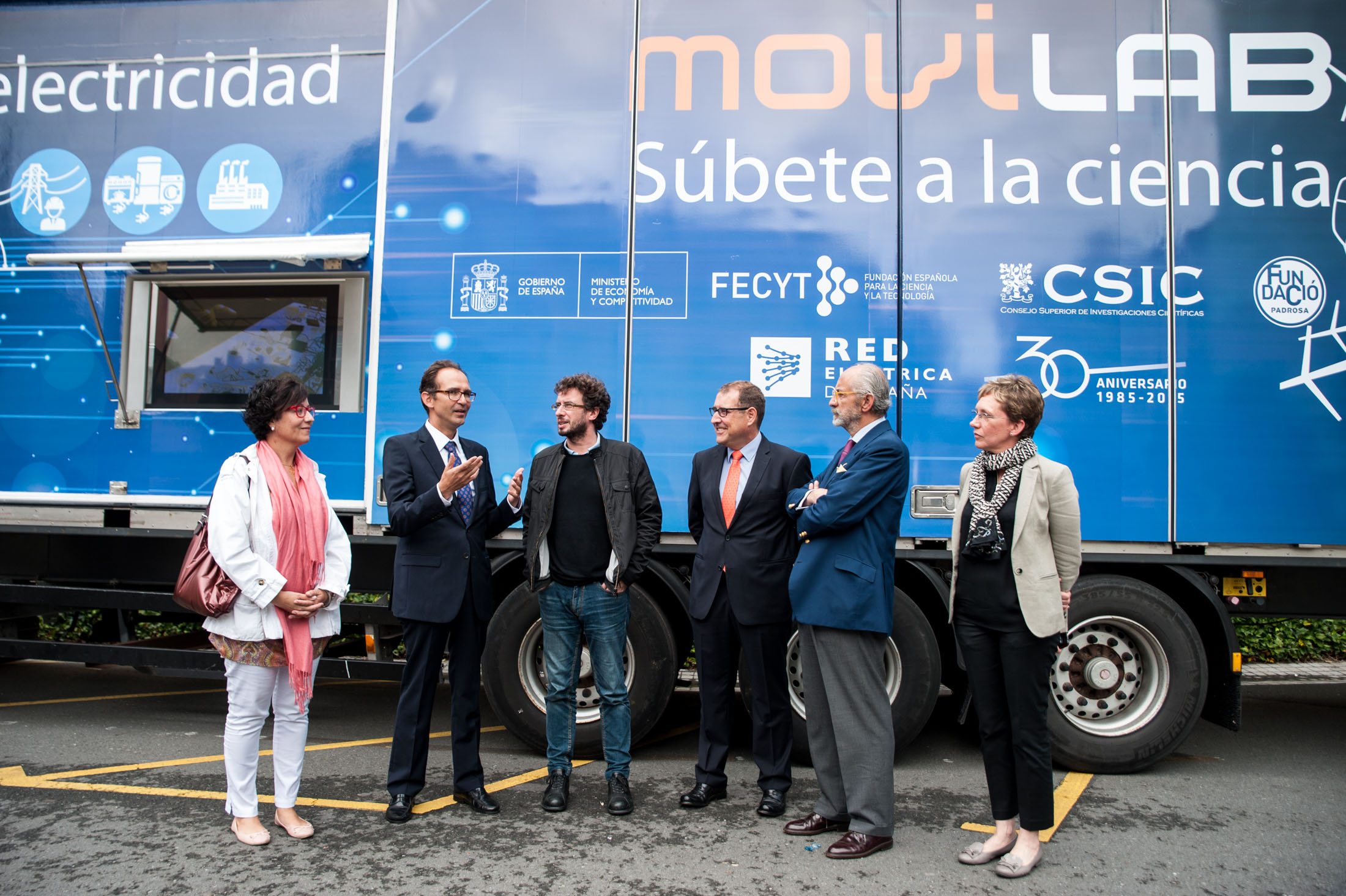 Presentación institucional del camión científico Movilab en A Coruña. Acudió el Concelleiro de Culturas del Ayuntamiento de A Coruña, junto con el Delegado Regional Noroeste de Red Eléctrica y autoridades de la FECYT, del CSIC y la Fundación Padrosa.